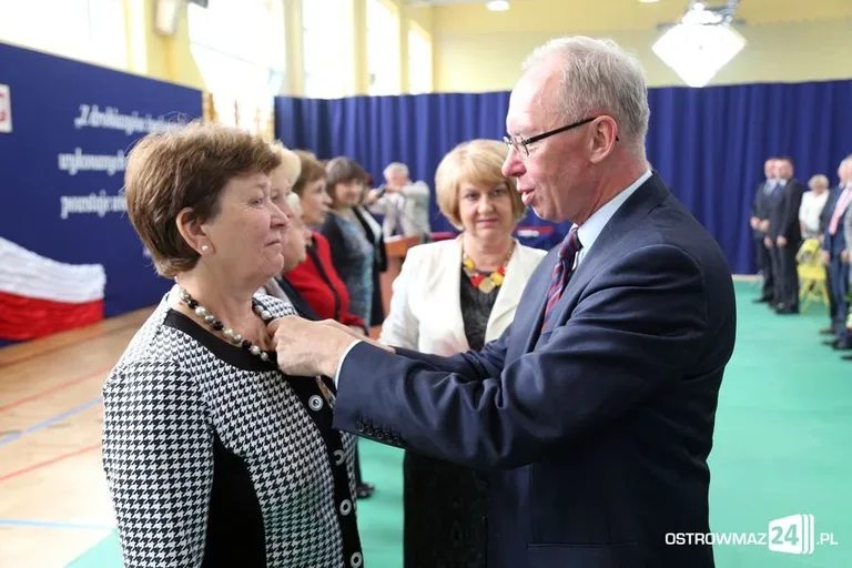Dyrektorzy i nauczyciele odznaczeni (zdjęcia)