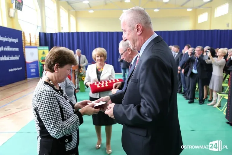 Dyrektorzy i nauczyciele odznaczeni (zdjęcia)