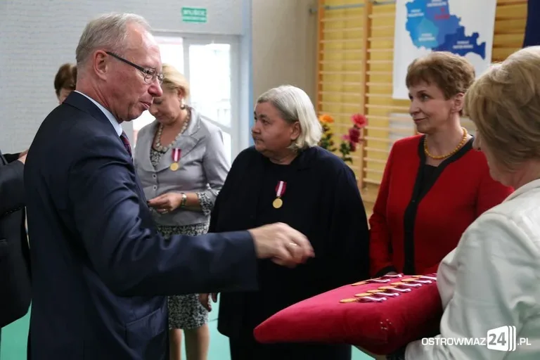 Dyrektorzy i nauczyciele odznaczeni (zdjęcia)