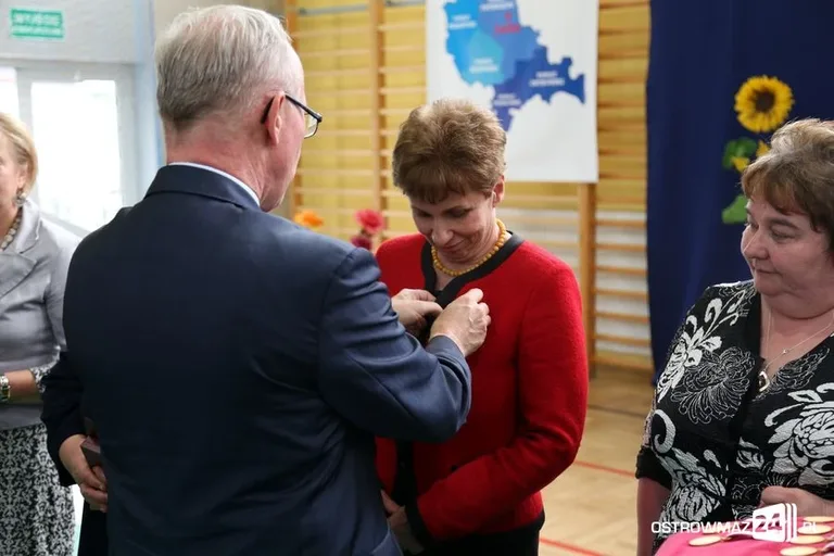 Dyrektorzy i nauczyciele odznaczeni (zdjęcia)