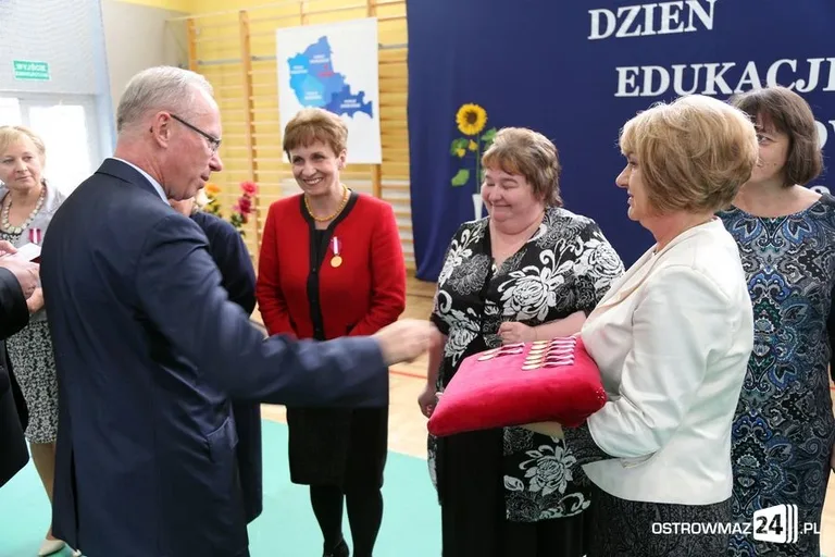 Dyrektorzy i nauczyciele odznaczeni (zdjęcia)