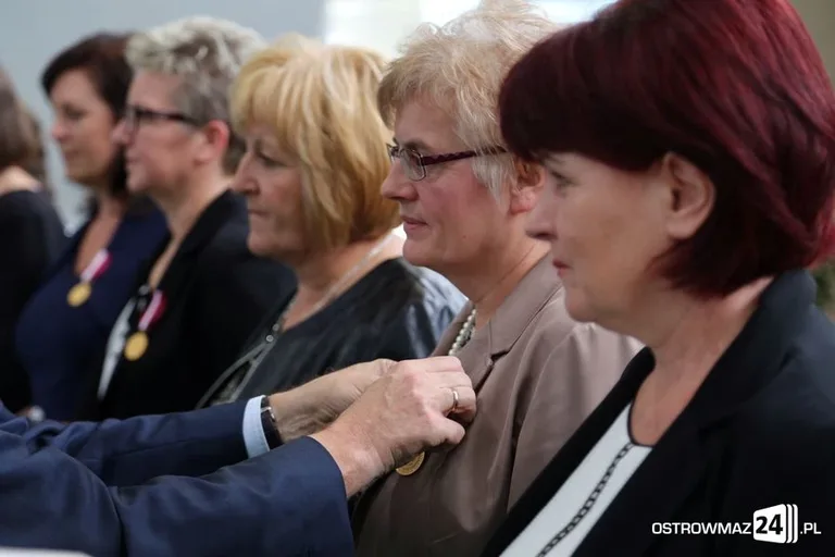 Dyrektorzy i nauczyciele odznaczeni (zdjęcia)
