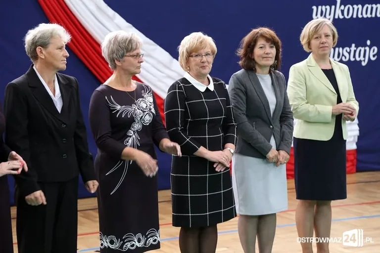 Dyrektorzy i nauczyciele odznaczeni (zdjęcia)