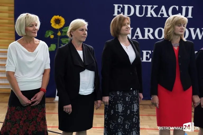 Dyrektorzy i nauczyciele odznaczeni (zdjęcia)