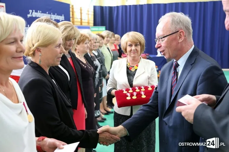 Dyrektorzy i nauczyciele odznaczeni (zdjęcia)