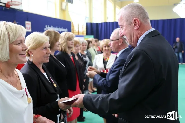 Dyrektorzy i nauczyciele odznaczeni (zdjęcia)