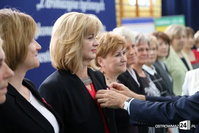 Dyrektorzy i nauczyciele odznaczeni (zdjęcia)