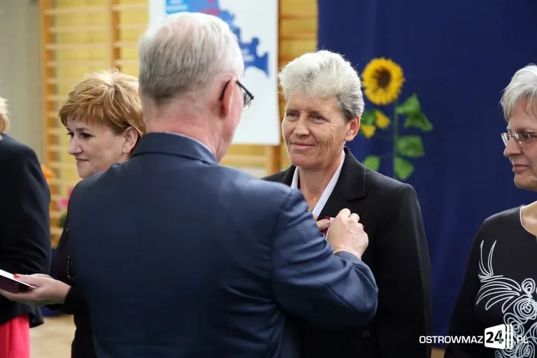 Dyrektorzy i nauczyciele odznaczeni (zdjęcia)