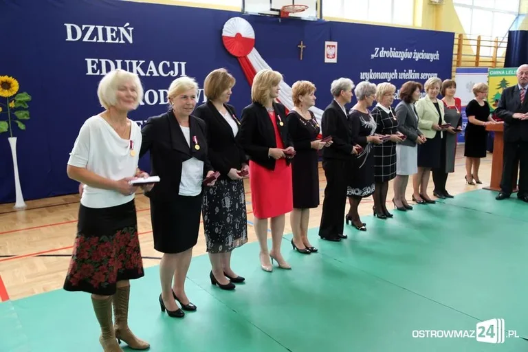 Dyrektorzy i nauczyciele odznaczeni (zdjęcia)