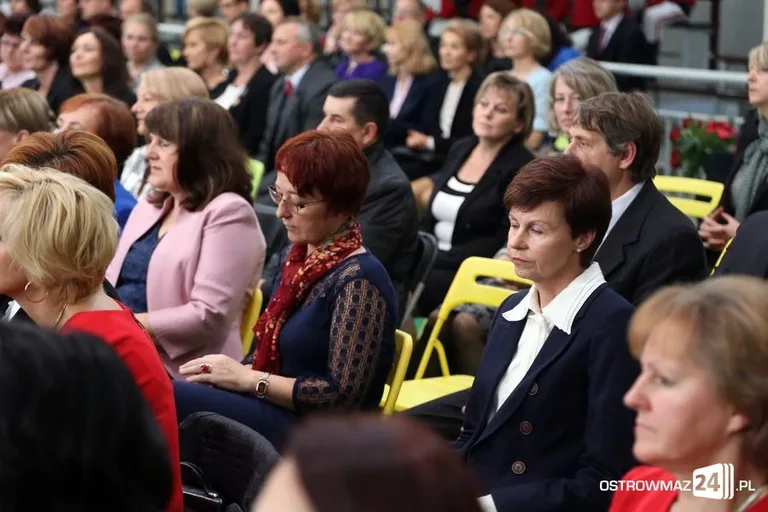 Dyrektorzy i nauczyciele odznaczeni (zdjęcia)