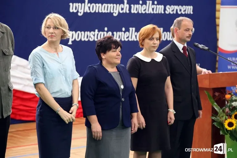 Dyrektorzy i nauczyciele odznaczeni (zdjęcia)