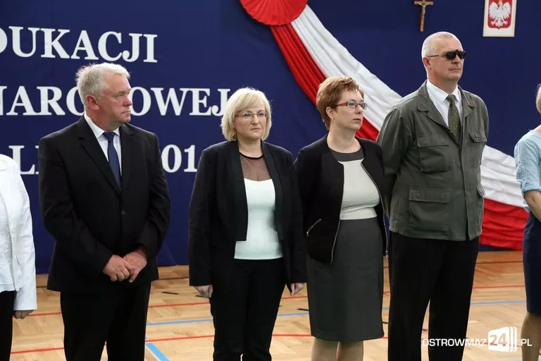 Dyrektorzy i nauczyciele odznaczeni (zdjęcia)
