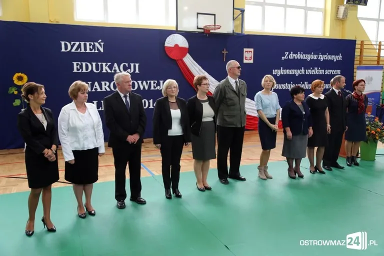 Dyrektorzy i nauczyciele odznaczeni (zdjęcia)