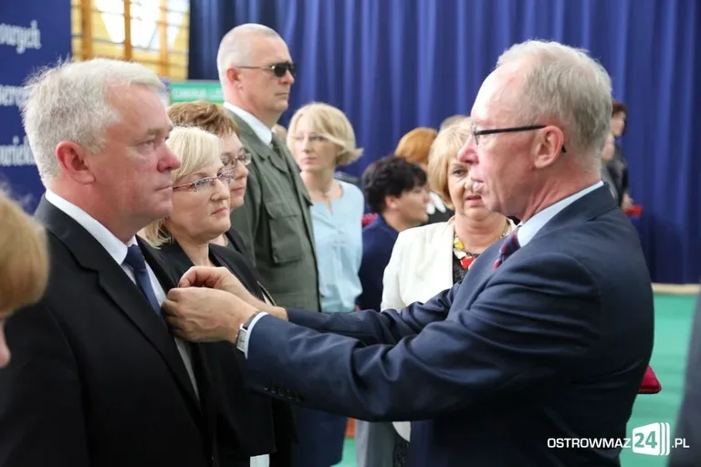 Dyrektorzy i nauczyciele odznaczeni (zdjęcia)