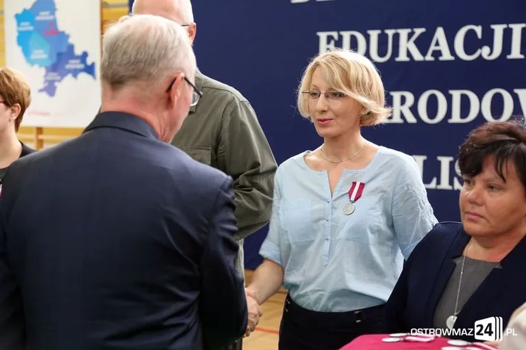 Dyrektorzy i nauczyciele odznaczeni (zdjęcia)