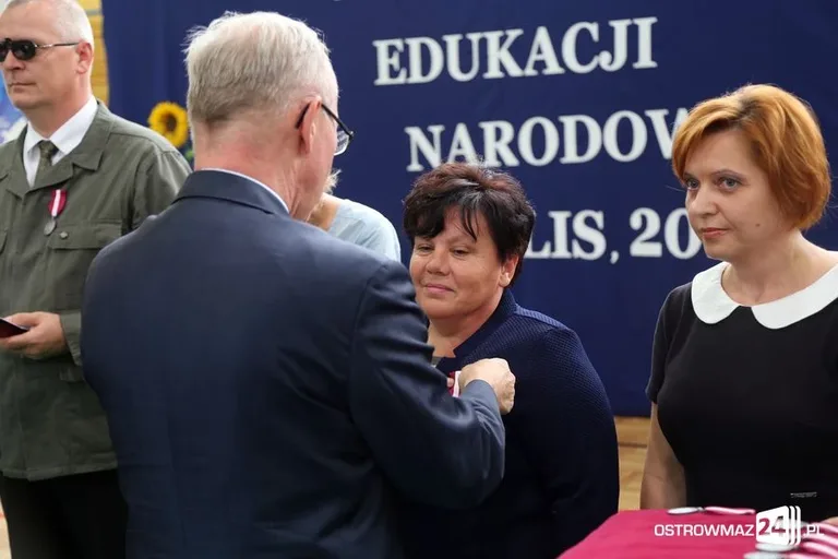 Dyrektorzy i nauczyciele odznaczeni (zdjęcia)
