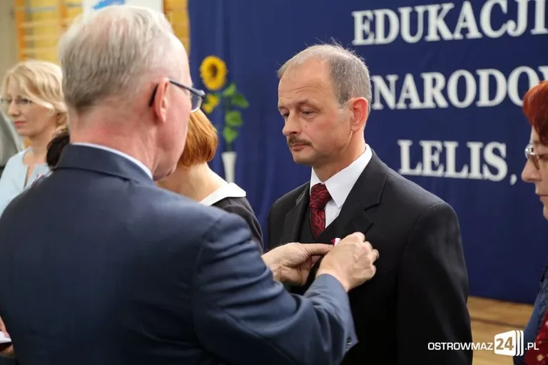 Dyrektorzy i nauczyciele odznaczeni (zdjęcia)