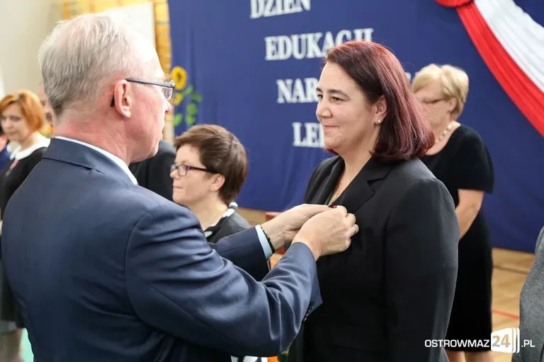Dyrektorzy i nauczyciele odznaczeni (zdjęcia)
