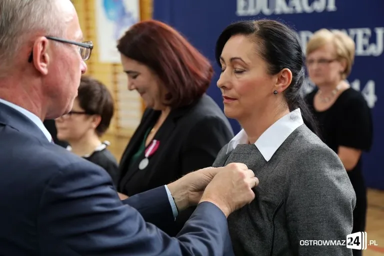 Dyrektorzy i nauczyciele odznaczeni (zdjęcia)