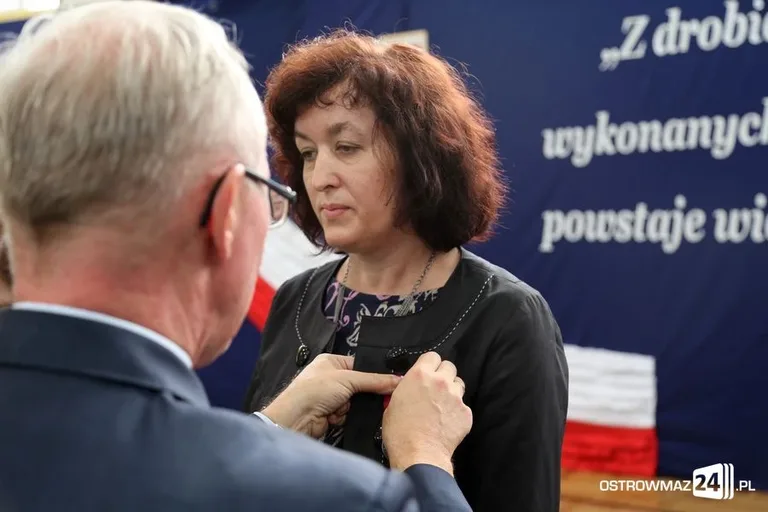 Dyrektorzy i nauczyciele odznaczeni (zdjęcia)