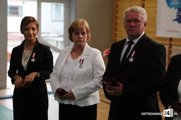 Dyrektorzy i nauczyciele odznaczeni (zdjęcia)