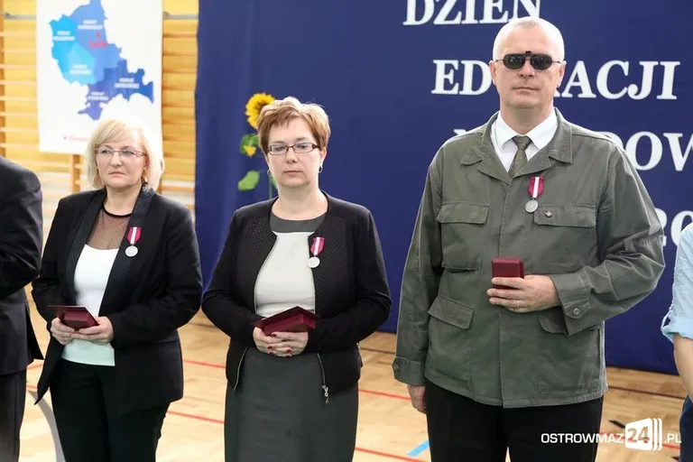 Dyrektorzy i nauczyciele odznaczeni (zdjęcia)