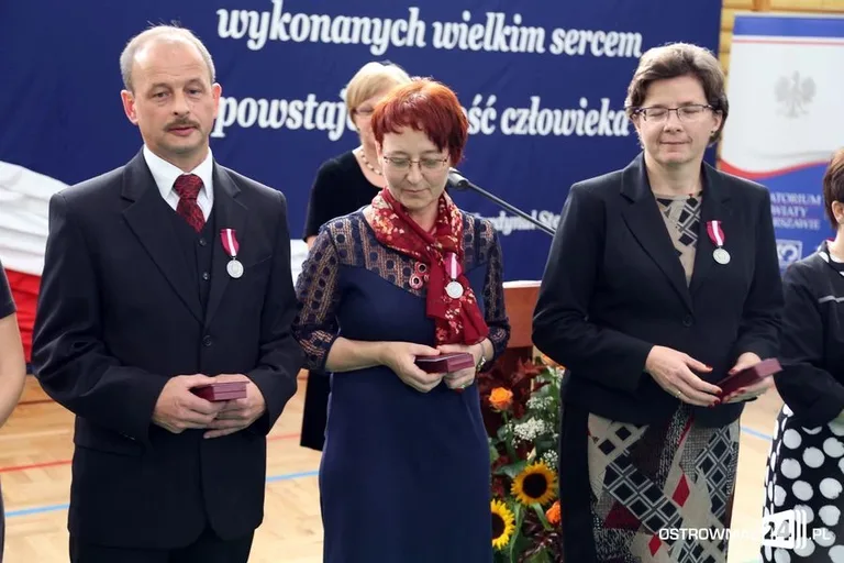 Dyrektorzy i nauczyciele odznaczeni (zdjęcia)