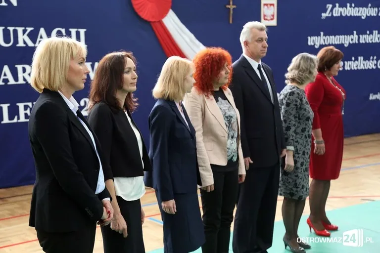 Dyrektorzy i nauczyciele odznaczeni (zdjęcia)