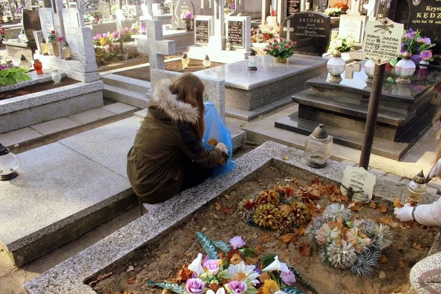 Ostrowscy licealiści sprzątali groby (zdjęcia)