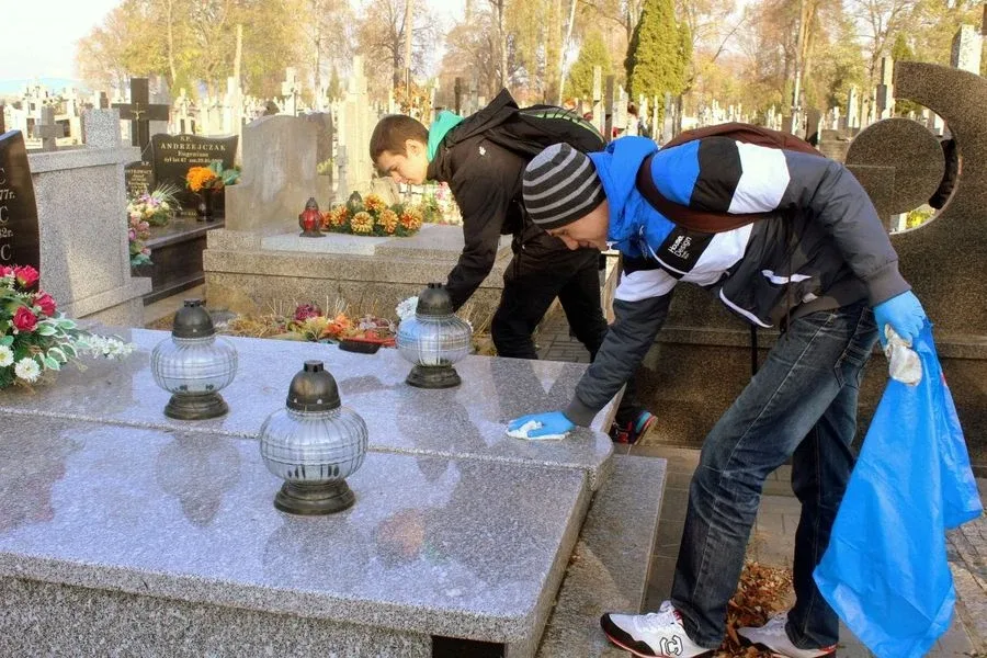 Ostrowscy licealiści sprzątali groby (zdjęcia)