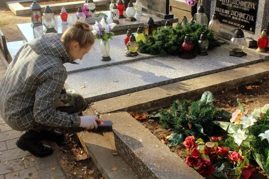 Ostrowscy licealiści sprzątali groby (zdjęcia)