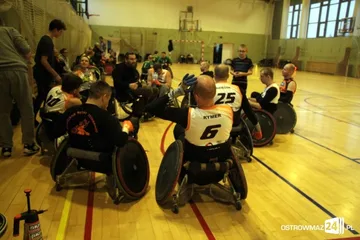 Sparing rugbystów na wózkach (zdjęcia)