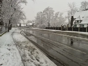 Pierwszy śnieg w Ostrowi Maz. i powiecie (zdjęcia)