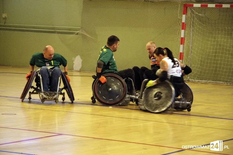 Sparing rugbystów na wózkach (zdjęcia)