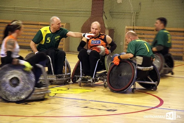 Sparing rugbystów na wózkach (zdjęcia)