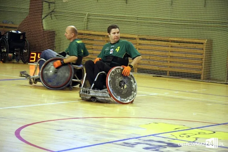 Sparing rugbystów na wózkach (zdjęcia)