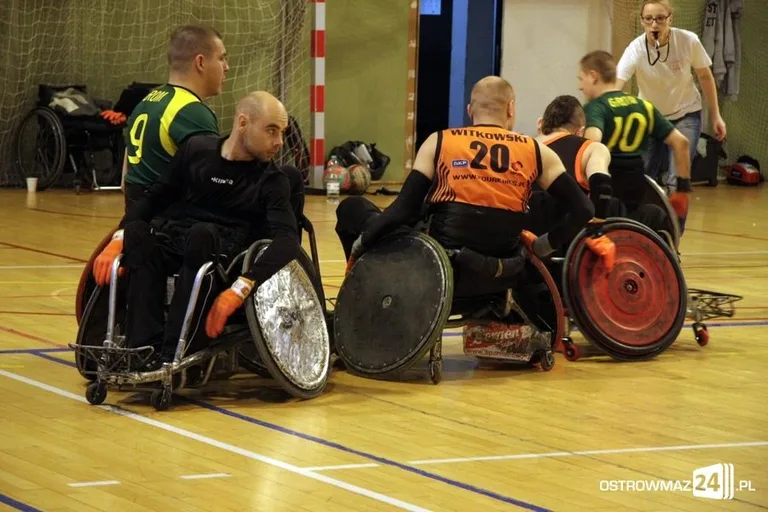 Sparing rugbystów na wózkach (zdjęcia)
