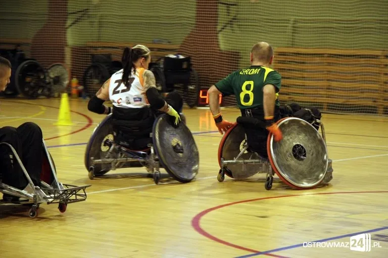 Sparing rugbystów na wózkach (zdjęcia)