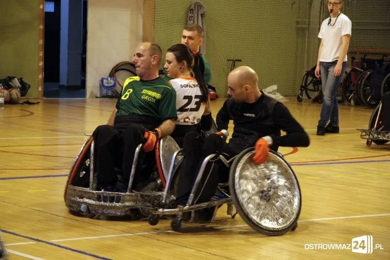 Sparing rugbystów na wózkach (zdjęcia)