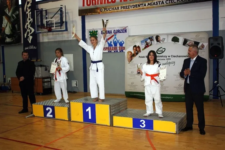 Dziewięć medali ostrowskich karateków (zdjęcia)