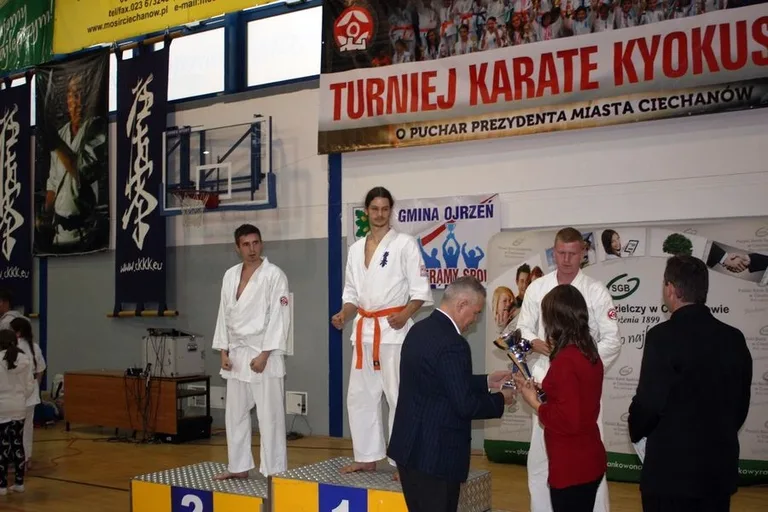 Dziewięć medali ostrowskich karateków (zdjęcia)