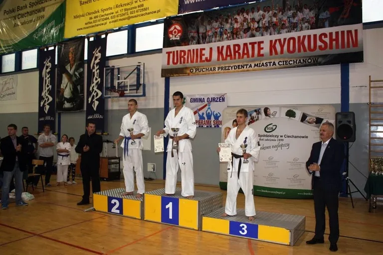 Dziewięć medali ostrowskich karateków (zdjęcia)