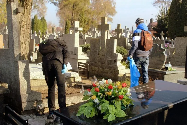 Ostrowscy licealiści sprzątali groby (zdjęcia)