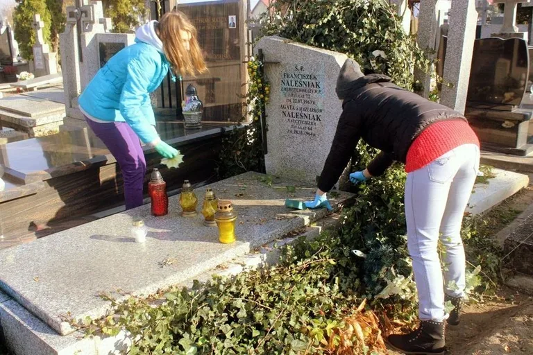 Ostrowscy licealiści sprzątali groby (zdjęcia)