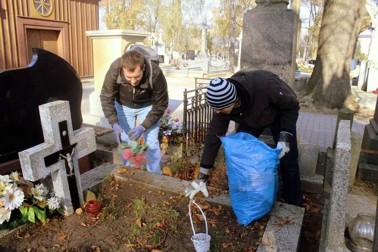 Ostrowscy licealiści sprzątali groby (zdjęcia)