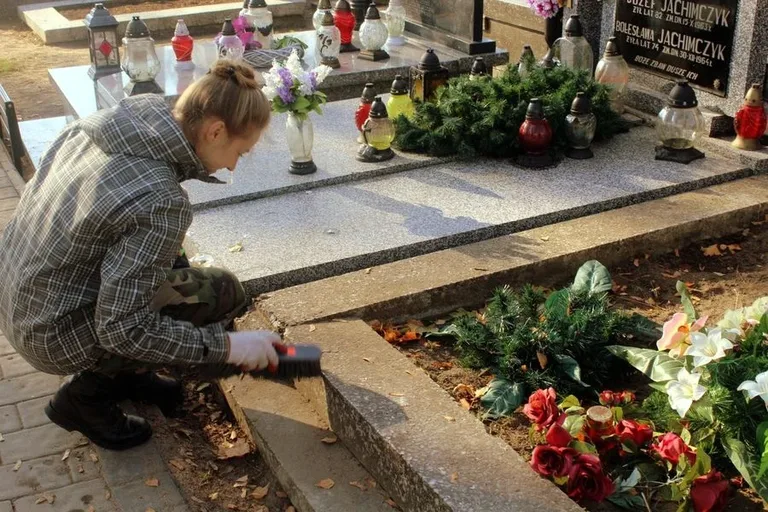 Ostrowscy licealiści sprzątali groby (zdjęcia)