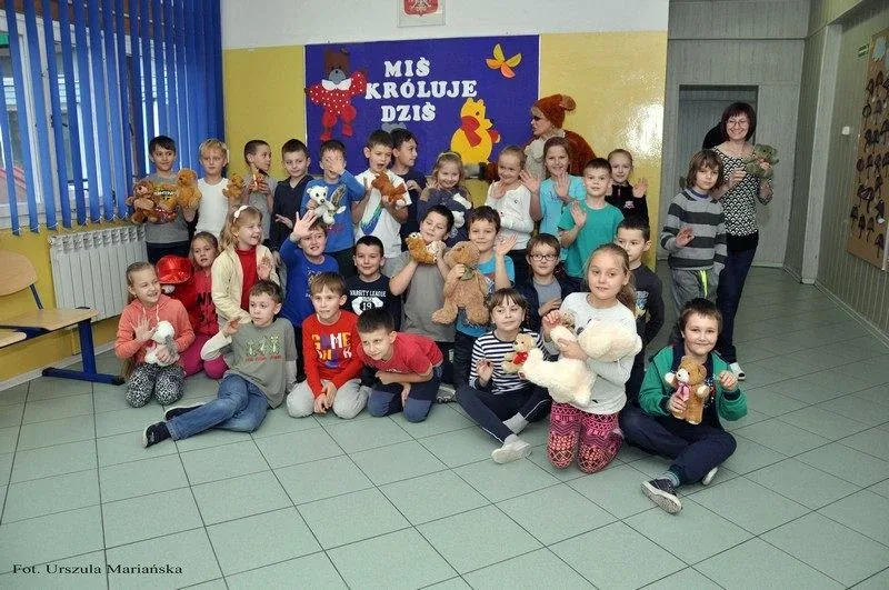 Pluszowy miś w małej szkole (zdjęcia)