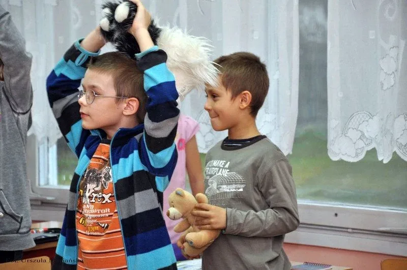 Pluszowy miś w małej szkole (zdjęcia)