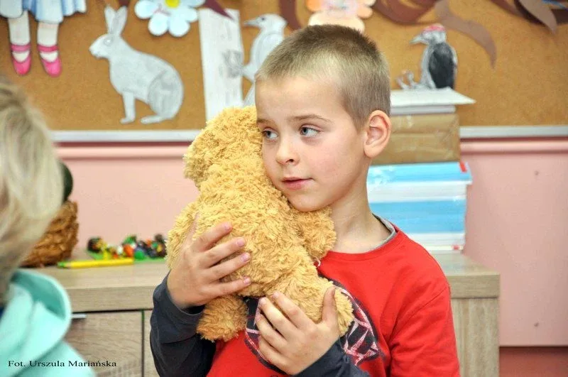 Pluszowy miś w małej szkole (zdjęcia)