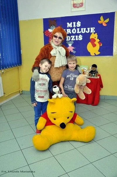 Pluszowy miś w małej szkole (zdjęcia)